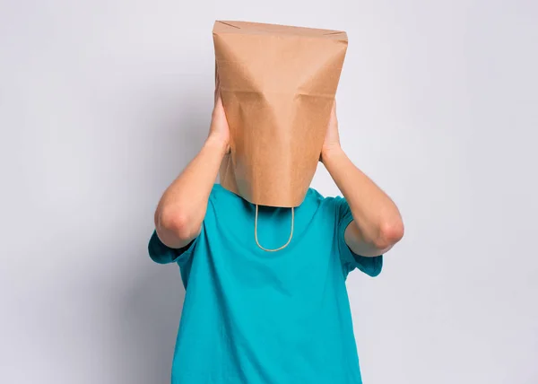 Niño con bolsa de papel sobre la cabeza — Foto de Stock