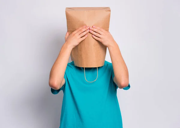 Niño con bolsa de papel sobre la cabeza — Foto de Stock