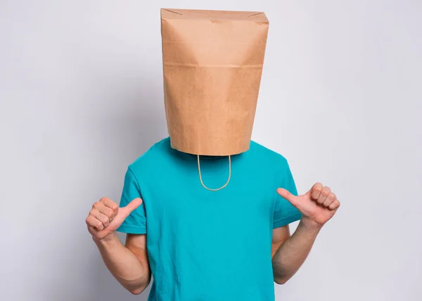 Menino com saco de papel sobre a cabeça — Fotografia de Stock