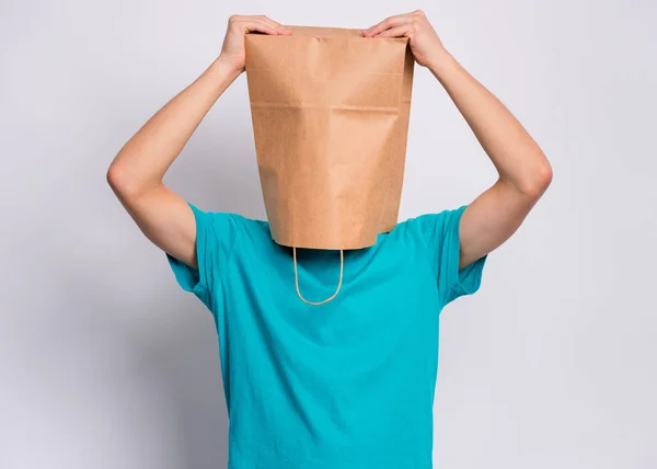 Ragazzo con sacchetto di carta sopra la testa — Foto Stock