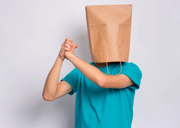 Menino com saco de papel sobre a cabeça — Fotografia de Stock