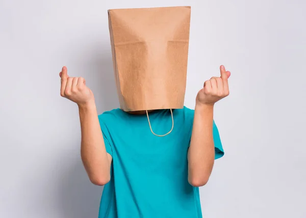 Niño con bolsa de papel sobre la cabeza — Foto de Stock