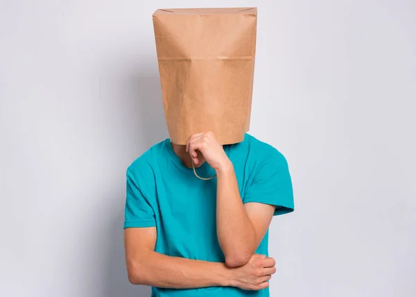 Niño con bolsa de papel sobre la cabeza — Foto de Stock