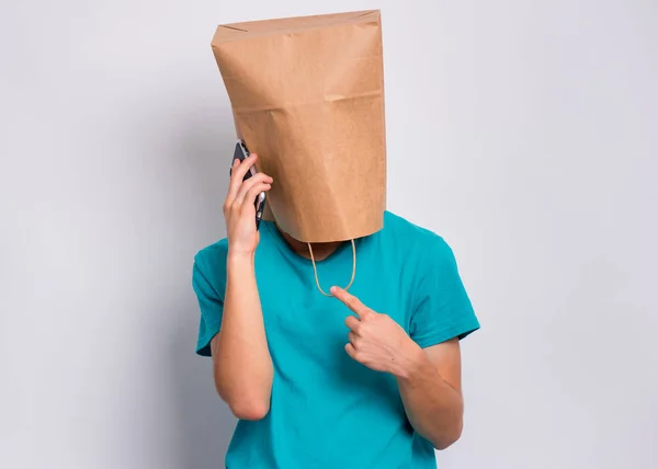 Niño con bolsa de papel sobre la cabeza — Foto de Stock