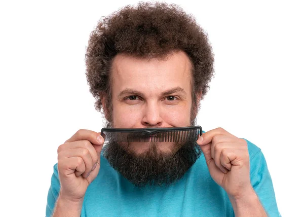 Saç fırçalı çılgın sakallı adam. — Stok fotoğraf