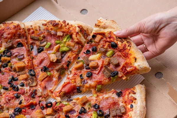 Pizza en caja de cartón — Foto de Stock