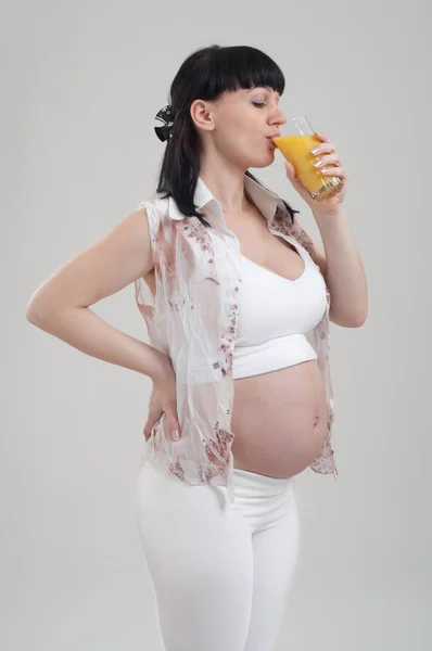 Gravid kvinna och hälsosam mat — Stockfoto