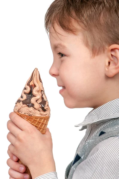 초콜릿 아이스크림을 먹는 어린 소년 — 스톡 사진