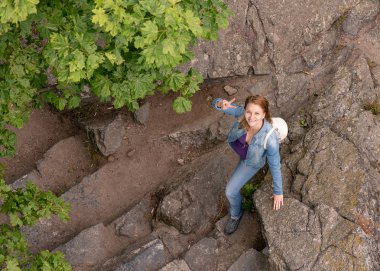 Dağlarda yürüyüş yapan bir kadın