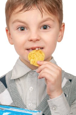 Küçük çocuk cips yiyor.