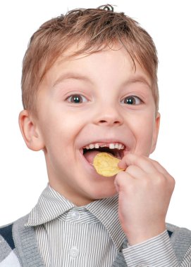 Küçük çocuk cips yiyor.