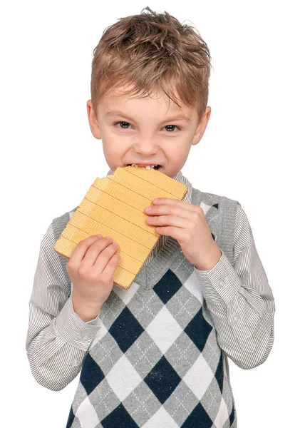 Ragazzino mangiare waffle — Foto Stock