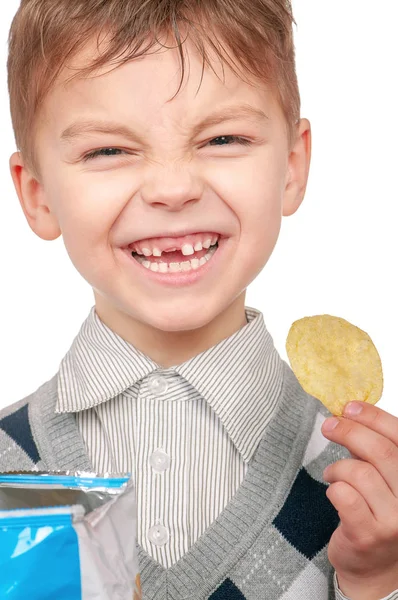 O rapazinho está a comer batatas fritas — Fotografia de Stock