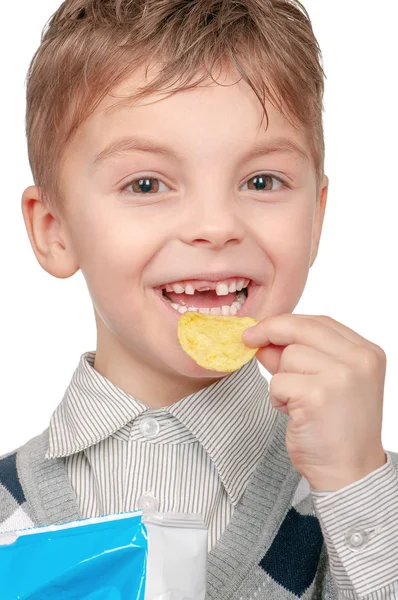 Mały chłopiec zjada frytki — Zdjęcie stockowe