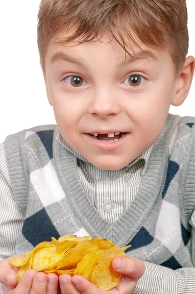 Kleine jongen eet chips — Stockfoto