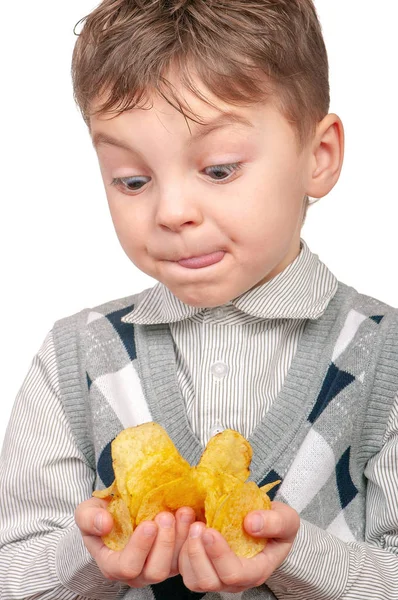 Petit garçon mange des chips — Photo