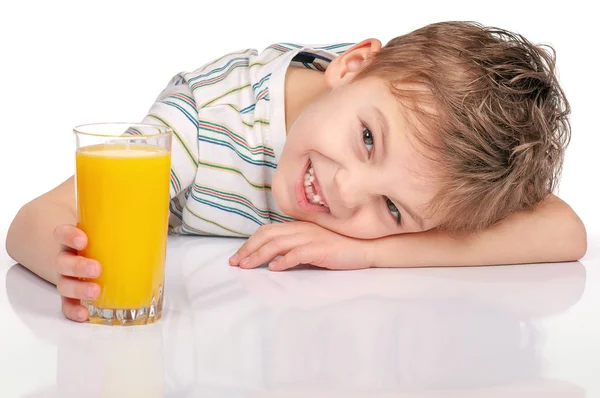 Menino com suco de laranja — Fotografia de Stock