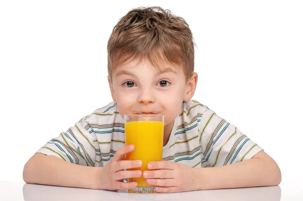 Маленький хлопчик з апельсиновим соком — стокове фото