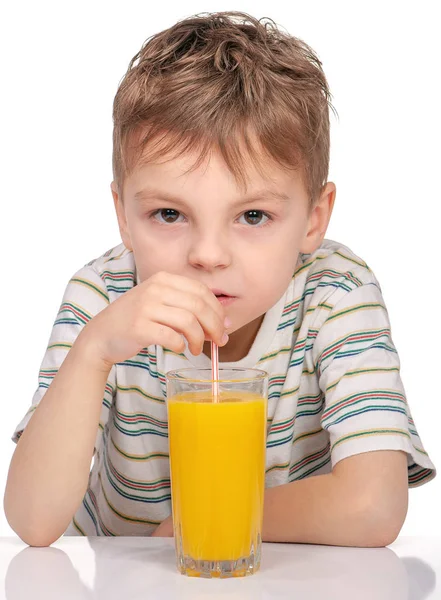 Маленький мальчик с апельсиновым соком — стоковое фото
