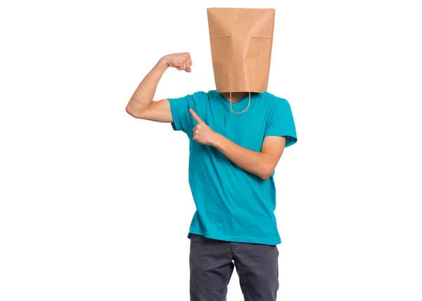 頭の上に紙袋付きの男の子 — ストック写真
