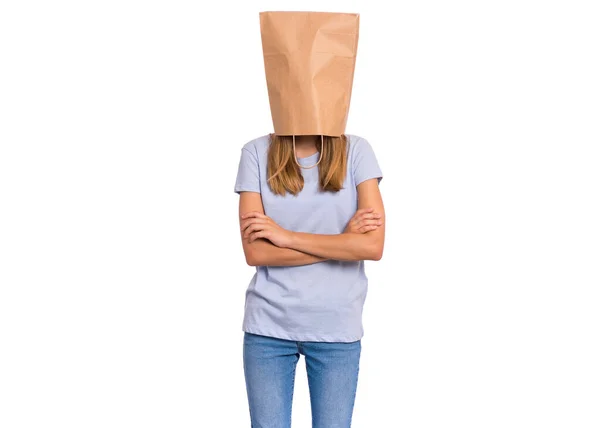 Mädchen mit Papiertüte über dem Kopf — Stockfoto