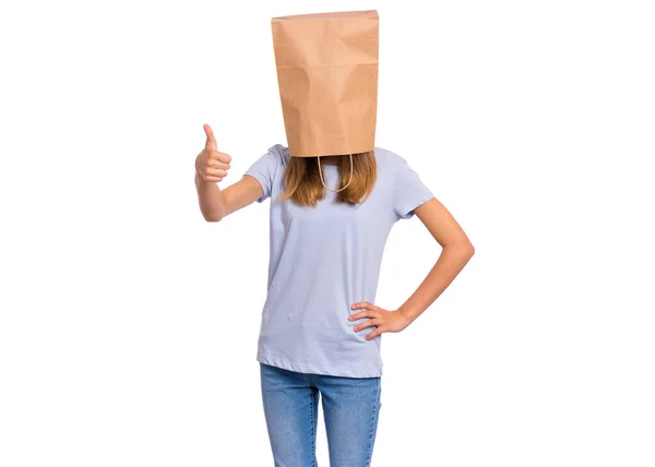 Meisje met papieren zak over hoofd — Stockfoto