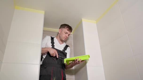 Arbeiter Streichen Decke Mit Weißer Farbe Malermann Bemalt Badezimmerdecke Mit — Stockvideo