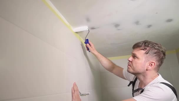 Soffitto Dipinto Operaio Con Vernice Bianca Pittore Uomo Dipinge Soffitto — Video Stock