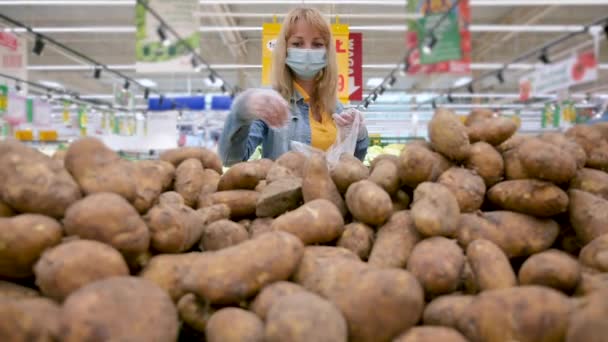 Жінка Медичній Масці Обличчя Захисних Рукавичках Вибирає Купує Їжу Супермаркеті — стокове відео