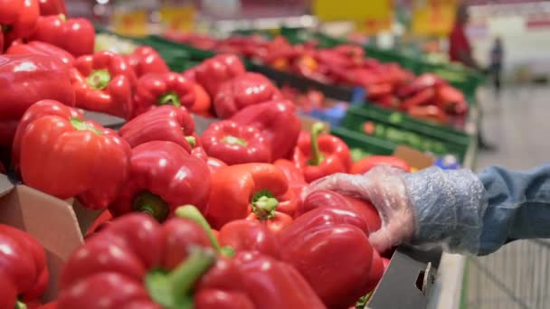 Mujer Manos Guantes Protectores Eligiendo Pimiento Rojo Comprar Comida Supermercado — Vídeo de stock