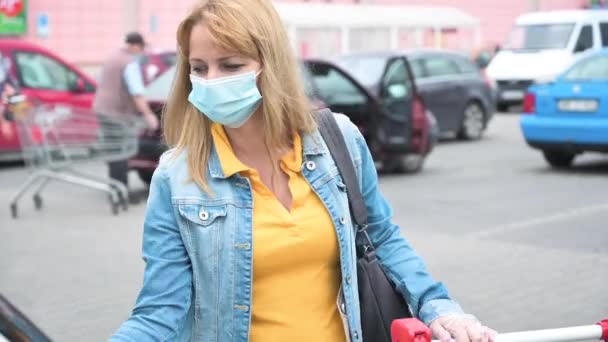 Mujer Máscara Guantes Con Carrito Compras Con Compras Estacionamiento Cerca — Vídeos de Stock