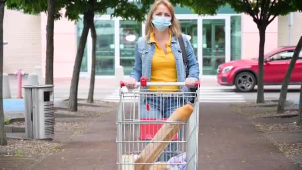 Mulher Máscara Luvas Com Carrinho Compras Com Compras Estacionamento Perto — Vídeo de Stock