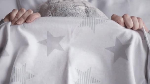 Closeup Lovely Young Woman Pajamas Lies Bed Coberto Com Cobertor — Vídeo de Stock