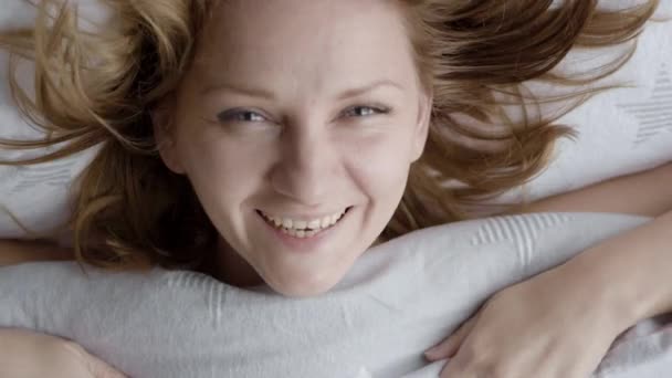 Closeup Lovely Young Woman Falls Bed Menina Feliz Sorrindo Com — Vídeo de Stock