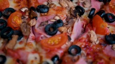 Yakın plan yeni pişmiş pizza kesimi. Lezzetli pizza dilimlenmiş bıçaklı kadın eli..