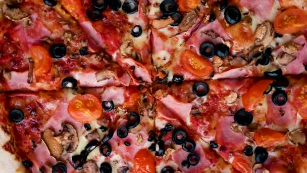 Вид Сверху Вкусная Пицца Вращается Картонная Коробка Свежеприготовленной Пиццей Крупным — стоковое видео