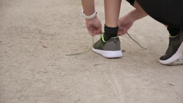 Primer Plano Chica Atando Cordones Zapatos Zapatillas Las Manos Femeninas — Vídeos de Stock