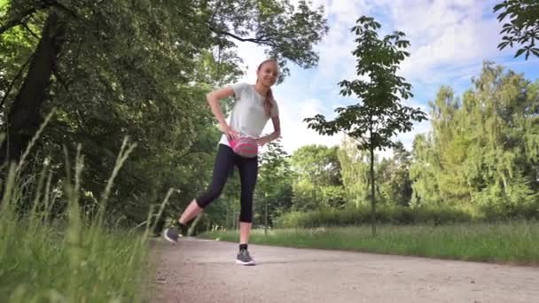 Spor Elbiseli Atletik Genç Kız Yaz Parkında Egzersiz Yaparken Esneme — Stok video