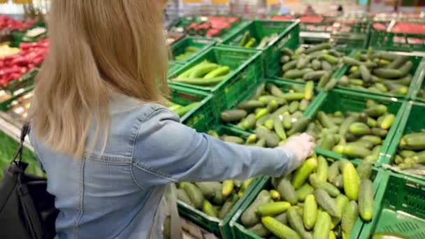 Mujer Con Mascarilla Médica Guantes Protectores Eligiendo Comprando Alimentos Supermercado — Vídeo de stock