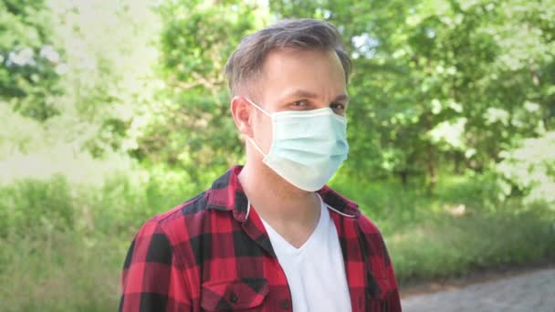 Tıbbi Koruyucu Maskeli Mutlu Beyaz Adam Kameraya Bakıyor Parmağını Kaldırıyor — Stok video