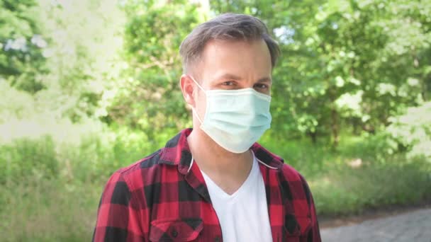 Pria Kaukasia Bahagia Dalam Topeng Wajah Protektif Medis Menatap Kamera — Stok Video