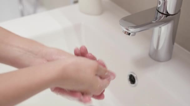 Adolescente Lave Les Mains Avec Savon Liquide Coronavirus Infection Prevention — Video