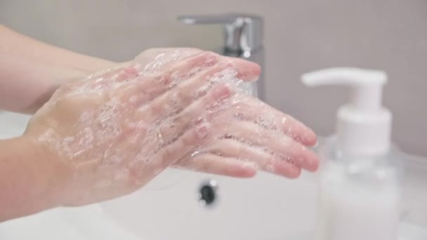 液体石鹸で手を洗う女性 コロナウイルス感染予防 Covy 自宅のバスルームでシンクの上に手を洗う女の子を閉じます スローモーション — ストック動画