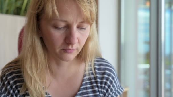 Kadın Lokantada Kafede Fast Food Yiyor Kız Sandviç Yiyor Yakın — Stok video