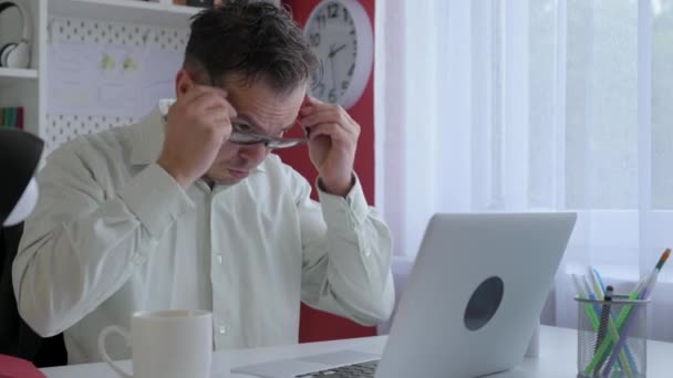 Knappe Zakenman Met Bril Die Thuis Laptop Werkt Man Freelancer — Stockvideo