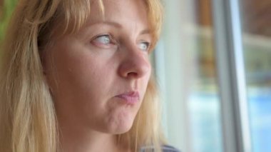 Aç Kadın lokantada ya da kafede fast food yiyor. Kız ketçapla patates kızartması yiyor. - Yakın çekim. Kadın yüzü..