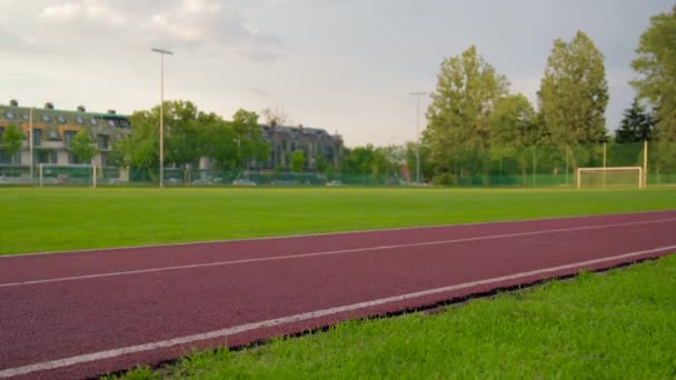 Grøn Fodboldbane Athletics Kører Spor Stadion Til Fodbold Udendørs – Stock-video