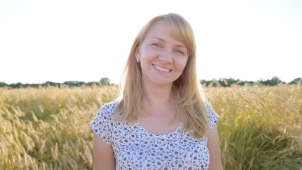 Retrato Mulher Bonita Olhando Câmera Sorrisos Amigáveis Sunshine Menina Feliz — Vídeo de Stock