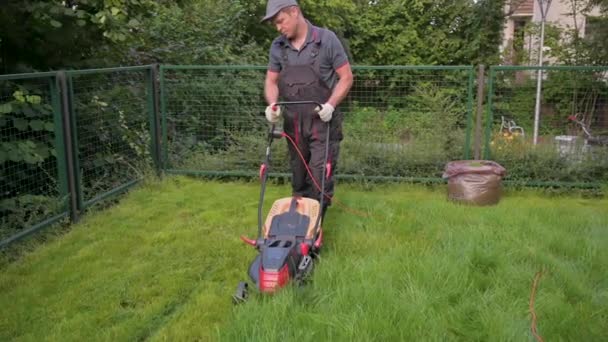 Man Maaien Gras Met Snoer Elektrische Grasmaaier Tuin Werknemer Man — Stockvideo