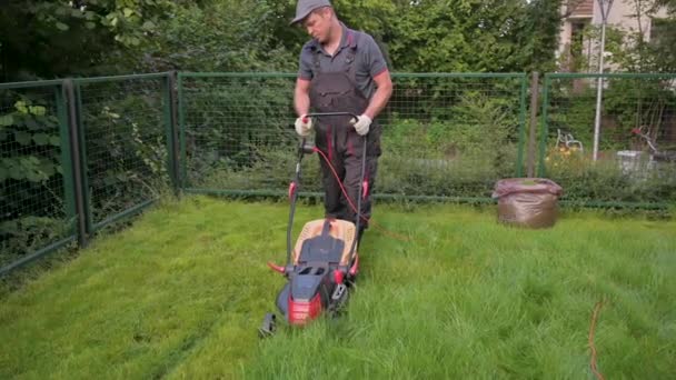 Uomo Taglio Erba Con Filo Elettrico Tosaerba Giardino Maschio Lavoratore — Video Stock